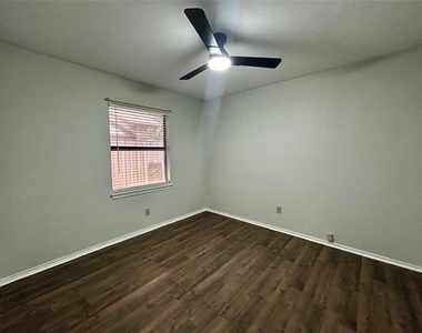 4205 Greencrest Drive - Photo Thumbnail 17