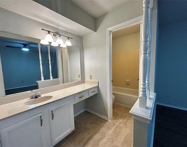4205 Greencrest Drive - Photo Thumbnail 11