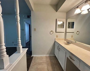 4205 Greencrest Drive - Photo Thumbnail 12