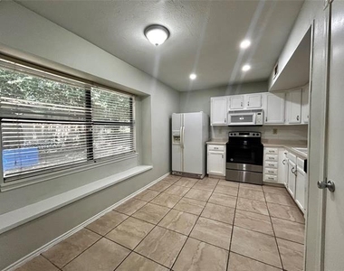 4205 Greencrest Drive - Photo Thumbnail 7