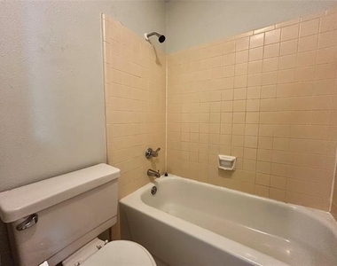 4205 Greencrest Drive - Photo Thumbnail 13