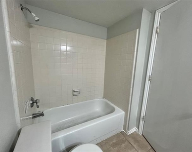 4205 Greencrest Drive - Photo Thumbnail 20