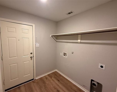 945 Newby Lane - Photo Thumbnail 7
