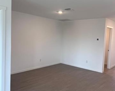 405 Mcnelly Lane - Photo Thumbnail 4