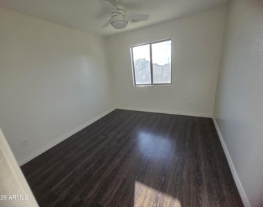 5266 S 236th Avenue - Photo Thumbnail 9