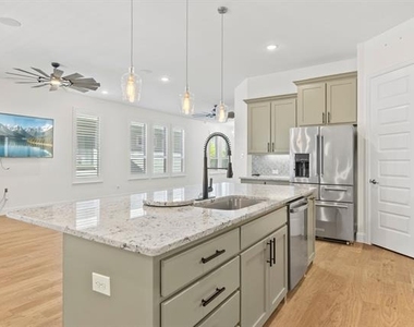 2201 Laguna Drive - Photo Thumbnail 2
