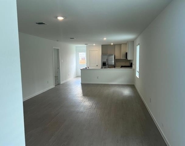 3915 Ontario Way - Photo Thumbnail 3