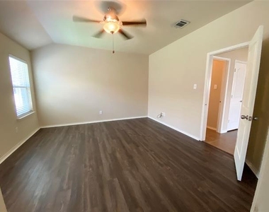 848 Lake Forest Trail - Photo Thumbnail 9