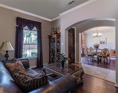 1706 Humbolt Drive - Photo Thumbnail 3