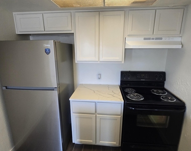 1447 N 53rd Drive - Photo Thumbnail 2