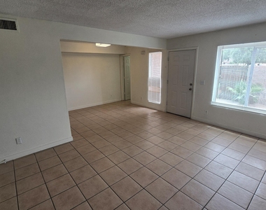 1447 N 53rd Drive - Photo Thumbnail 8