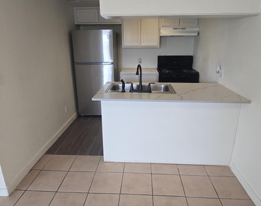 1447 N 53rd Drive - Photo Thumbnail 10