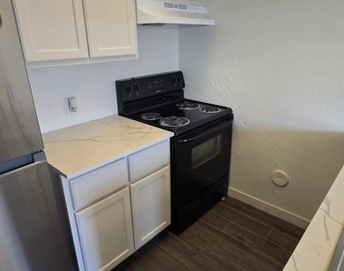 1447 N 53rd Drive - Photo Thumbnail 14