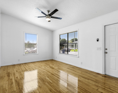1464 W 32nd Street - Photo Thumbnail 4