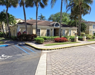 899 W Riverside Drive - Photo Thumbnail 10