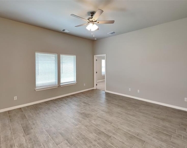 9004 Nw 127th Terrace - Photo Thumbnail 2