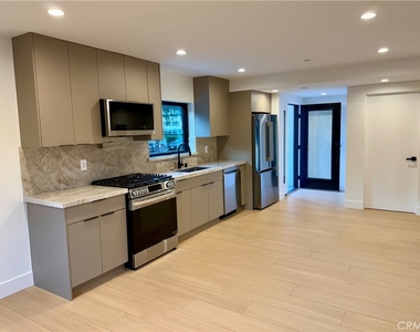 12820 Bloomfield Street - Photo Thumbnail 3