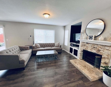 532 Dakota Way - Photo Thumbnail 2