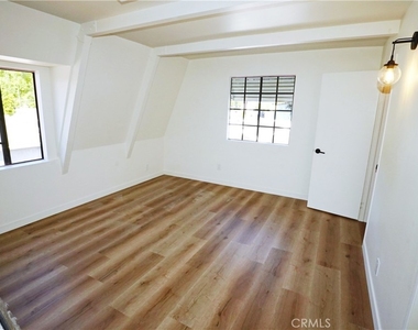 2615 Manhattan - Photo Thumbnail 14