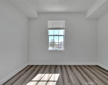501 W Foothill Boulevard - Photo Thumbnail 11
