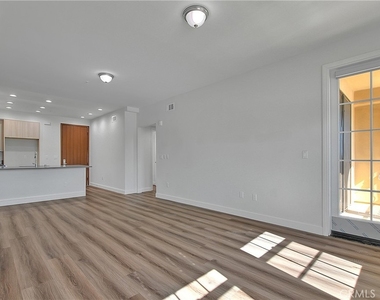 501 W Foothill Boulevard - Photo Thumbnail 2