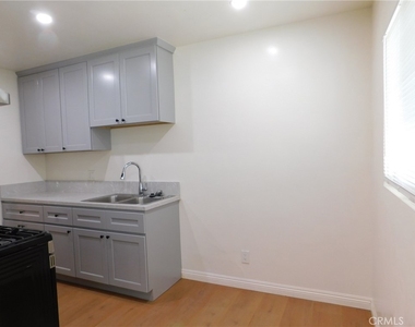 920 W Olive Avenue - Photo Thumbnail 6