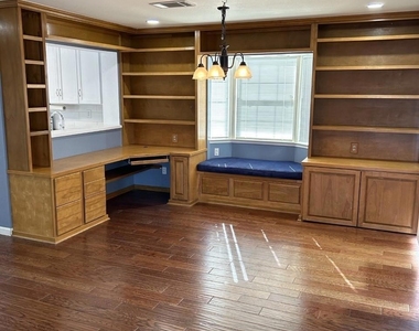 1850 Primrose Ln - Photo Thumbnail 10