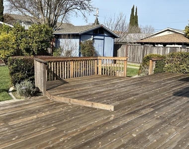 1850 Primrose Ln - Photo Thumbnail 21