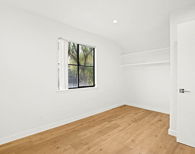 2254 Stradella Road - Photo Thumbnail 15