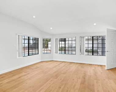 2254 Stradella Road - Photo Thumbnail 12