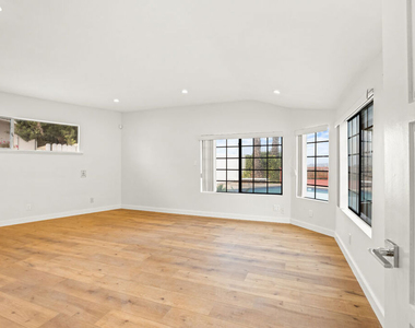 2254 Stradella Road - Photo Thumbnail 13