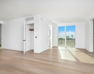 1136 N La Cienega Boulevard - Photo Thumbnail 3