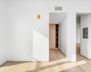 1136 N La Cienega Boulevard - Photo Thumbnail 6