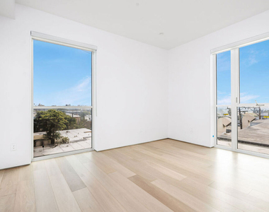 1136 N La Cienega Boulevard - Photo Thumbnail 4