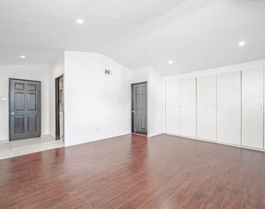20746 Clarendon Street - Photo Thumbnail 50