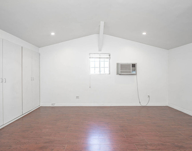20746 Clarendon Street - Photo Thumbnail 48