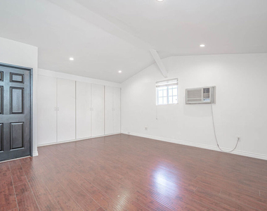 20746 Clarendon Street - Photo Thumbnail 51