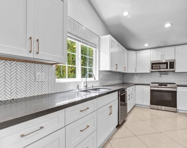 20746 Clarendon Street - Photo Thumbnail 7