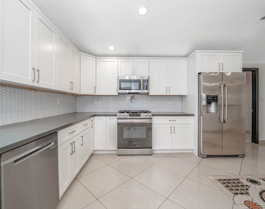 20746 Clarendon Street - Photo Thumbnail 9