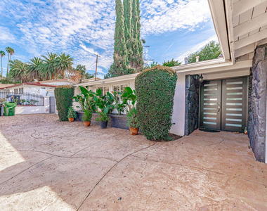 20746 Clarendon Street - Photo Thumbnail 6