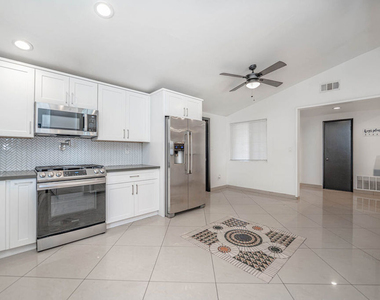 20746 Clarendon Street - Photo Thumbnail 10