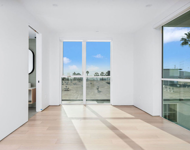 1136 N La Cienega Boulevard - Photo Thumbnail 1