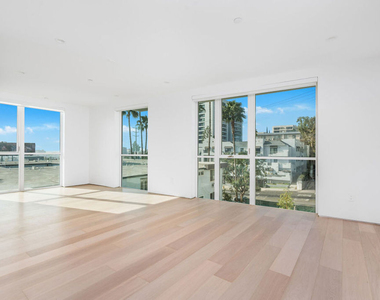 1136 N La Cienega Boulevard - Photo Thumbnail 2