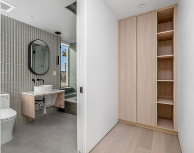 1136 N La Cienega Boulevard - Photo Thumbnail 8