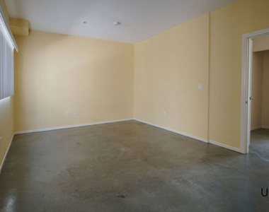 922 W 23rd Street - Photo Thumbnail 4