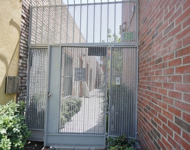 922 W 23rd Street - Photo Thumbnail 14