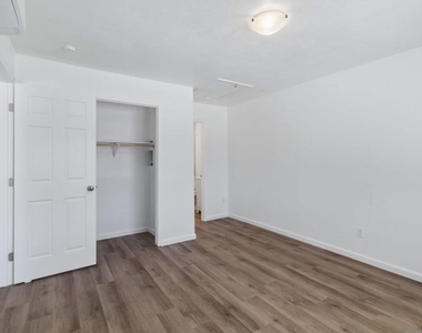8717 Carribean Way - Photo Thumbnail 16
