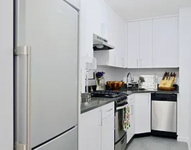 405 East 56th Street - Photo Thumbnail 3