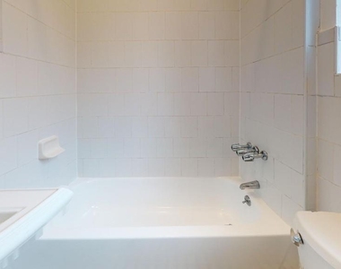 305 West 45th Street Apartment 6K - Photo Thumbnail 3