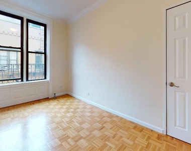 305 West 45th Street Apartment 6K - Photo Thumbnail 2